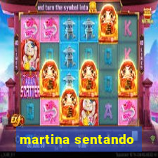 martina sentando